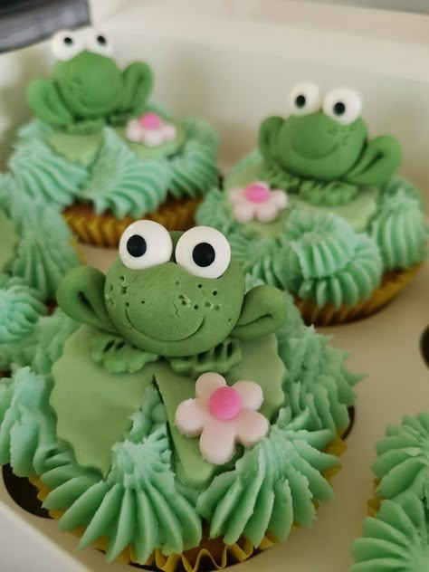 Cupcake Ideas For Kids, Cupcakes Bonitos, Forest Cakes, Frog Things, Frog Cupcakes, Animal Cupcake, Frog Cake, Frog Pond, Tiny Cakes