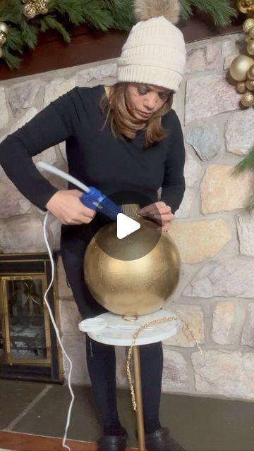 Euridicy polanco on Instagram: "DIY giant Christmas ornament #christmasornaments #christmastree #diyhomedecor #dıy #diygifts #christmastime #christmastime #christmastime #whiteinteriors #whitechristmasdecor #whitechristmas❄️ #whitechristmastree #luxurychristmas #luxurylife #luxurylife #luxurycars #luxurylife #luxuryhoteldesign #hotelroom #reels #reelsvideo #reel #reelvideo #reelviral #reelviral" How To Make Huge Christmas Balls, Giant Ornaments On Tree, Diy Large Snowman Decorations, Snow Man Christmas Tree Diy, Diy Xl Christmas Ornaments, Diy Large Ball Ornaments, Christmas Trees With Large Ornaments, Big Impact Christmas Decorations, Diy Giant Christmas Balls