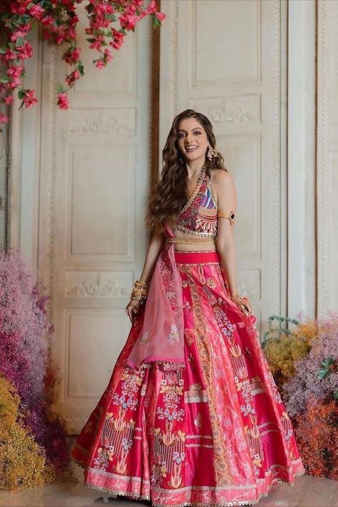 Bride Sucheetah's Mehendi lehenga is a burst of vibrant elegance, giving off those boho-chic vibes that steal the show! Have you ever dreamed of your Mehndi to be a colorful, boisterous affair? Well, you don't always need an OTT decor to spread that vivaciousness & quirk, when your attire can do the magic. Why dress basic even if it is an intimate, low-key celebration? Mehndi Dress Design, Mehendi Outfit Ideas, Simple Mehndi Dresses, Mehndi Dress For Bride, Mehendi Lehenga, Dress Design Ideas, Mehndi Outfit, Bridal Mehndi Dresses, Mehendi Outfit