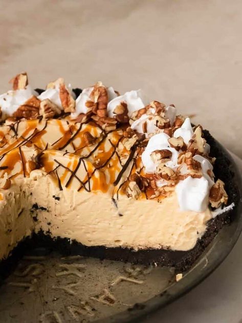 No Bake Turtle Cheesecake, Turtle Pie Recipe, No Bake Caramel Cheesecake, Pecan Cheesecake Recipes, Turtle Pie, Caramel Pecans, Toffee Cheesecake, Turtle Cheesecake Recipes, Cheesecake Pie Recipes