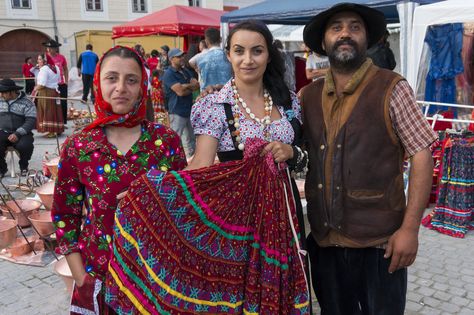 Romani Clothing, Roma People, Italian Dress, Uniform Dress, Cultural Events, Bohemian Dress, Traditional Dresses, Bridal Style, Fashion Show