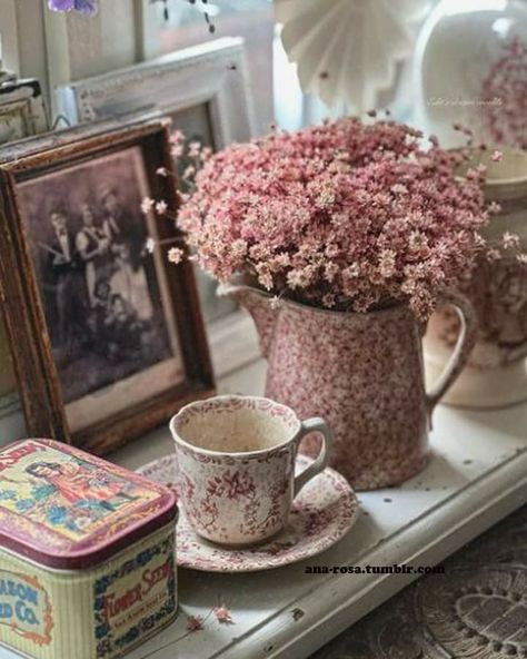 Interior Cottage, Interior Decoration Ideas, Ladies Tea, Pretty Tea Cups, Cottage Interior, Cottagecore Decor, Cottage Interiors, Pink Bouquet, Little Cottage