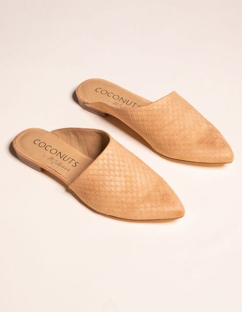 I've been into mules this summer - Coconuts Xander Asymmetrical Flat by Matisse #veganmules #vegansandals #summermules #bohomules Pointy Mules Outfit, Mule Shoes Outfit, Footwear Ideas, Mules Outfit, Tan Mules, Shoe Trend, Trendy Flats, Work Shoes Women, Women Slides