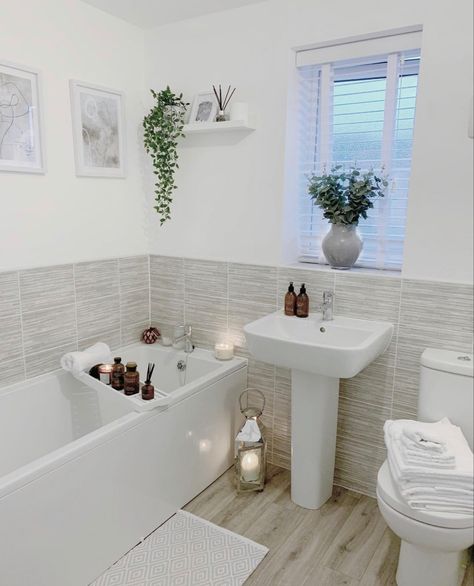 Small Bathroom Styles, Bathroom Redecorating, Toilet Room Decor, New House Bathroom, Small Bathroom Renovations, Flat Decor, Bathroom Decor Luxury, Restroom Decor, Small Bathroom Makeover