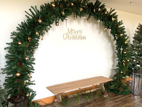 Grand Christmas Decor, Christmas Decor For Large Spaces, Christmas Photo Background Ideas, Easy Large Christmas Decorations, Diy Christmas Picture Backdrop Ideas, Christmas Decor Ideas Stage, Christmas Diy Backdrop, Large Christmas Displays, Christmas Arch Backdrop