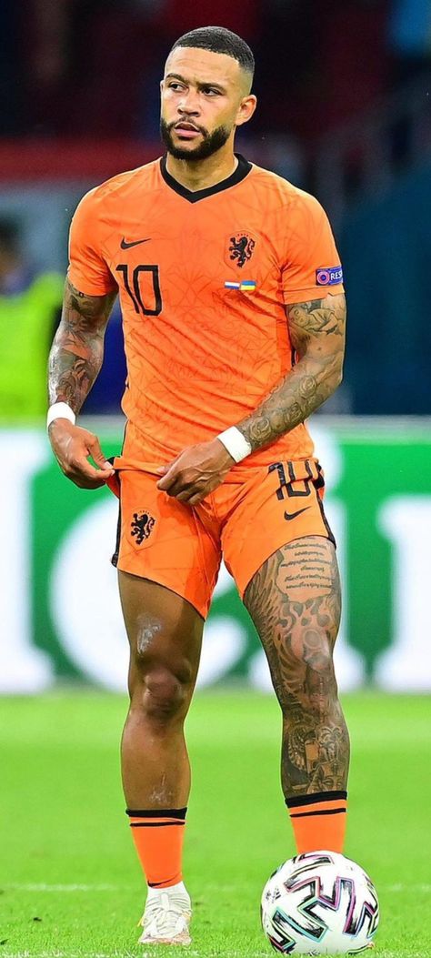 Memphis Depay Haircut, Football Players Tattoos, Memphis Depay Tattoo, Soccer Player Tattoos, Marvel Tattoo Ideas, Depay Memphis, Soccer Clothing And Equipment, Football Tattoo, Soccer Gloves