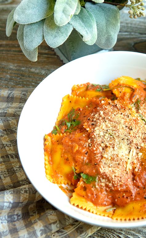 Ravioli Marinara Sauce, Spicy Ravioli Recipe, Spicy Cream Sauce, Italy Night, Ravioli Sauce, Marinara Recipe, Pink Sauce, Cooking Meals, Ravioli Recipe