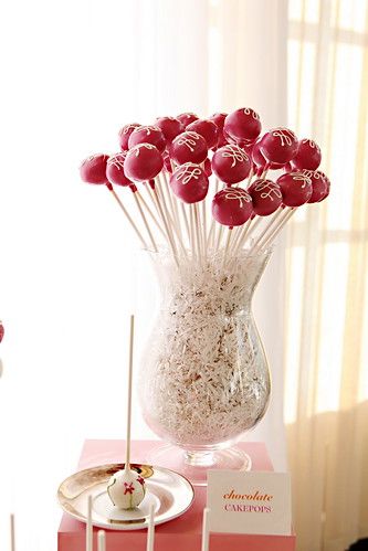 Cake Pop Vase | Fuschia Pink Cake pops | Sweet Lauren Cakes | Flickr Red Cake Pops, Cake Pop Display, Beautiful Cake Pictures, Cake Pop Bouquet, Pink Cake Pops, Cake Pop Displays, Buffet Dessert, Wedding Cake Pops, Cake Pop Ideas