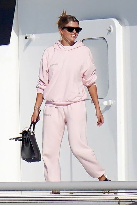 Sofia Richie wears a Pangaia rose quartz hoodie and cotton pants. Links to her featured outfit are available! Pangaia Clothing Outfit, Pangaia Outfits, Pangaia Tracksuit, Sophie Richie, Pangaia Hoodie, Sofia Richie Style, Fashionable Business Attire, Hoodie And Sweatpants Outfit, Pen Portrait