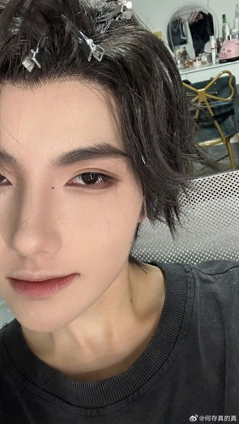 Asian Makeup Men, How To Look More Masculine Makeup, Masc Douyin Makeup, Masculine Cosplay Makeup, Male Korean Makeup, Douyin Male Makeup, Catboy Scaramouche, Douyin Makeup Men, Douyin Boy Makeup