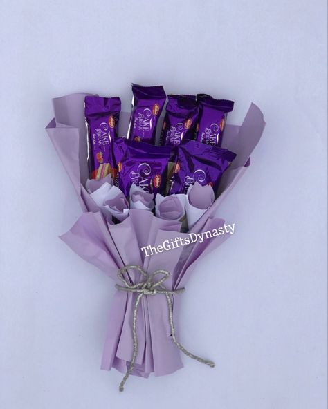 Mini Chocolate Bouquet Tutorial, Candy Boquets Mini, Buket Snack Mini, Treats Bouquet, Chocolates Bouquets, Mini Chocolate Bouquet, Snack Bucket, Bucket Ideas, Custom Wedding Decor