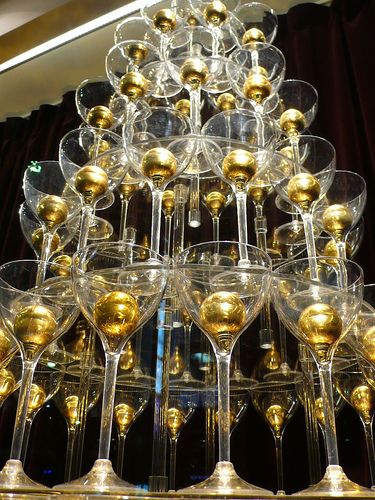 Gatsby Christmas Tree, Great Gatsby Christmas Tree, Great Gatsby Christmas Party, Champagne Lounge, Gatsby Christmas, Christmas Lounge, Glass Pyramid, Xmas Centerpieces, Christmas Styling