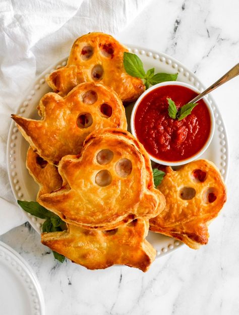 Puff Pastry Pizza Ghost - My Messy Kitchen Puff Pastry Ghosts, Puff Pastry Halloween, Pizza Ghost, Pizza Puff Pastry, Halloween Themed Recipes, Ghost Pizza, Puff Pastry Pizza, Pastry Pizza, Breakfast Cupcakes