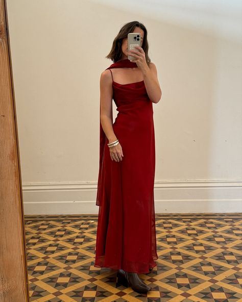 90s red spaghetti strap slip dress with skinny scarf 💄— Coming later today #vintage #90sdress #slipdress #skinnyscarf #vintagedress Wedding Dinner Dress Guest, Vintage Prom Dresses 90s, Wedding Dinner Dress, 90s Prom Dresses, Classy Wedding Guest Dresses, Dresses 90s, 90s Slip Dress, 90s Prom Dress, Slip Dress Outfit