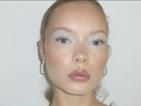 Sofie Vollan Makeup, 90s Frosty Makeup, Frosty Eye Makeup, Frosty Makeup Look, Best Makeup For Blue Eyes, Frosty Makeup, Alt Makeup, Swag Makeup, Ethereal Makeup