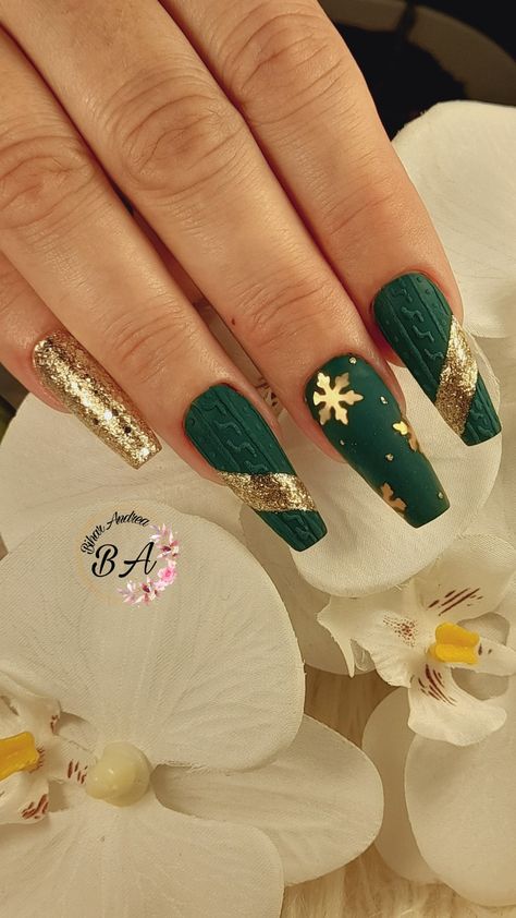 #Greennails #nails #green #christmas Christmas Nail Green, Green And Gold Nails Christmas, Christmas Green Nail Designs, Green Holiday Nails Christmas, Christmas Nail Designs Green And Gold, Simple Christmas Nails Green And Gold, Christmas Nails Acrylic Green, Dark Green Winter Nails, Christmas Nails Green And Gold