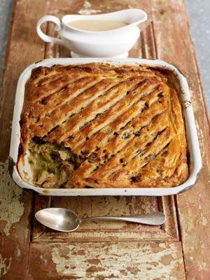 This is dead simple, completely versatile and absolutely gorgeous. It's not a pretty-boy pie Turkey And Leek Pie, Stuffing Pie, Turkey Pie, Cranberry Turkey, Leek Pie, Christmas Leftovers, Yummy Chicken, Leftover Turkey Recipes, Jamie Oliver Recipes