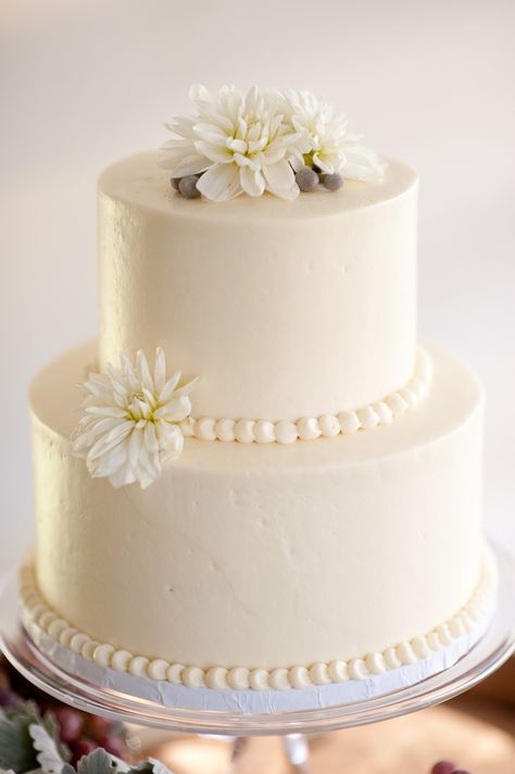 Wedding Cake Buttercream Flowers, Wedding Cake Simple Buttercream, Tier Wedding Cakes, Cake Styles, 2 Tier Wedding Cakes, Wedding Cake Pearls, Tier Cakes, Xmas Wedding, Two Tier Cake