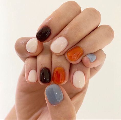 Nails Inspiration Fall 2023, 4 Color Nails, Fall Inspired Gel Nails, Random Color Nails, Short Painted Nails Aesthetic, Two Tone Nail Designs Color Combos, 2 Different Color Nails On Both Hands, Neutral Multicolor Nails, Short Nails Art Fall