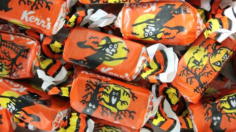 The Kerr's Molasses Kiss is the little bonbon that just can’t seem to rise above the bottom spot of our Halloween candy survey. Worst Halloween Candy, Halloween Kiss, Halloween Villain, Penny Candy, 90s Halloween, Retro Candy, Vintage Candy, Theme Halloween, Vintage Memory