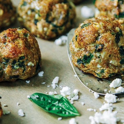 These Basil Chicken Meatballs are an excellent source of iron and one of the best dietary sources of choline. Muffins Zucchini, Chicken Meatballs Recipe, Clean Chicken Recipes, Chicken Meatball, Clean Chicken, Chicken Meatball Recipes, Best Meatballs, Basil Chicken, Clean Eating Dinner