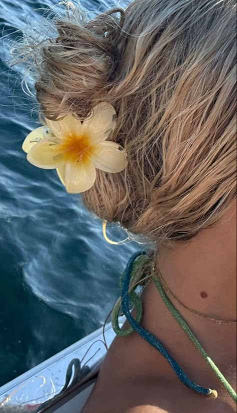 Hawaii Hairstyles Flowers, Hawaii Hairstyle, Summer Hairstyles Flower Clip, Beachy Claw Clip Hairstyles, Hibiscus Flower In Hair Aesthetic, Hibiscus Hair Clip, Hawaiian Flower Hair, Tropical Flower Claw Clip, Pool Hairstyles