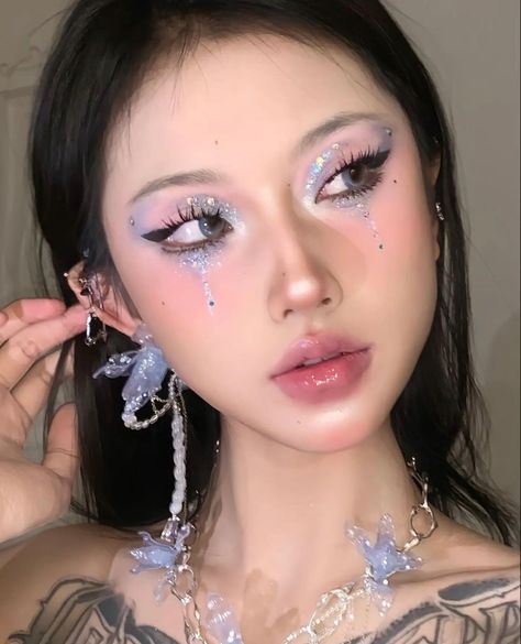 Enchanted Eye Makeup, Enchanted Forest Theme Makeup, Enchanted Makeup Looks, Enchanted Makeup, Ulzzang Makeup Tutorial, Enchanted Night, Concert Makeup, Fairy Photoshoot, Celestial Theme