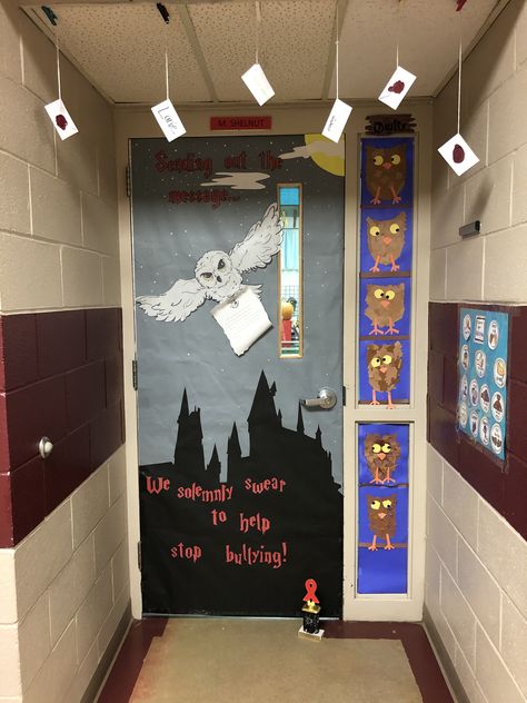 Door Decorations Harry Potter, Hogwarts Door Decoration, Harry Potter Classroom Doors, Harry Potter Christmas Door Decorations, Harry Potter Door Decorations Classroom, Harry Potter Christmas Door, Hogwarts Window, Harry Potter Classroom Door, Harry Potter Door Decorations