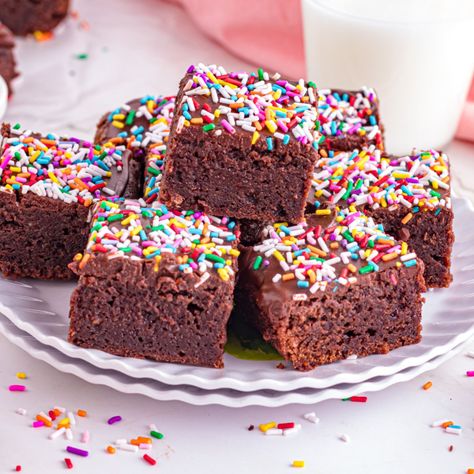 Brownies with Sprinkles Brownies Sprinkles, Peanut Butter Brownies Recipe, Classic Brownies Recipe, White Chocolate Brownies, Easy Chocolate Fudge, Lemon Brownies, Peanut Butter Nutella, Cream Cheese Brownies, Best Brownie Recipe