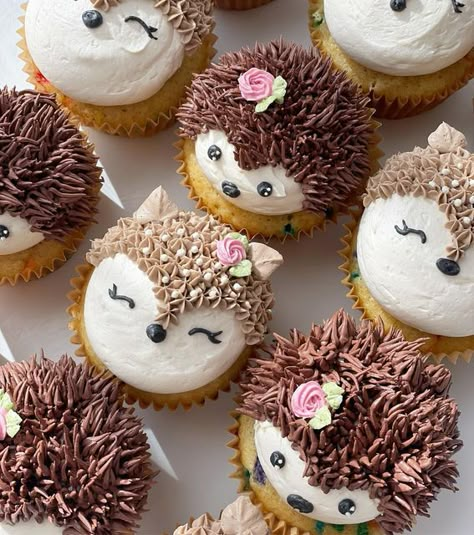 Alex LaRosa on Instagram: "Woodland critters 🦔🐻🦊🍄  ✨woodland cake & cupcakes for a baby shower   ✨the cake bark is chocolate painted with melted chocolate to give it the texture of wood  ✨mix of deer & hedgehog cupcakes   Supplies @nycake Piping tips @wiltoncakes  Colors @colour.mill  Edible moss @funkybatter  Critters @amazon  Sprinkles @riverroadsprinkleco  . . . . . #alexlarosabakery #woodlandcake #woodlandcupcakes #woodlandbabyshower #colourmillmade" Hedgehog Baby Shower Ideas, Woodland Baby Shower Cupcakes, Woodland Theme Cupcakes, Hedgehog Party Ideas, Woodland Animal Cupcakes, Deer Cupcakes, Hedgehog Cupcakes, Woodland Cupcakes, Woodland Animal Cake