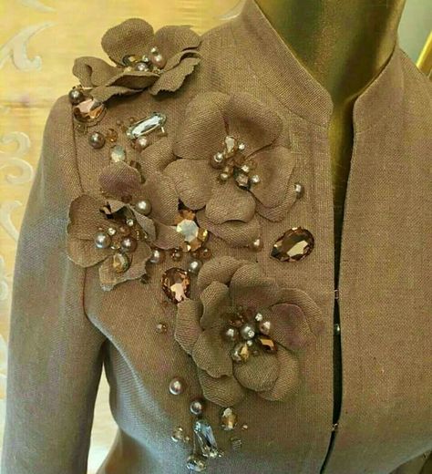 Detail Couture, Motifs Perler, Bead Embroidery Tutorial, Handmade Flowers Fabric, Couture Embroidery, Bead Embroidery Patterns, Fashion Tops Blouse, Fabric Flowers Diy, Handwork Embroidery Design