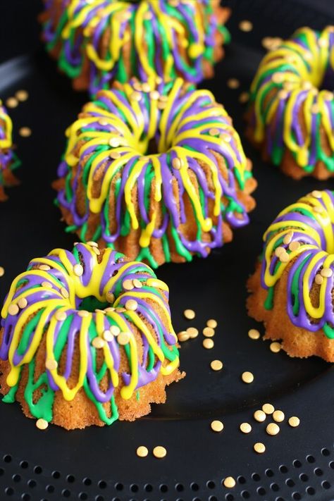 Mini King Cakes - Snowflakes & Coffeecakes Cooking School Easy Mini King Cakes, Mardi Gras Bundt King Cake, King Cake Bundt Cake, Marci Gras Foods, Mini King Cake Recipe, King Cake Desserts, Mardi Gras Cookie Cake, Mardi Gras Cupcakes Ideas, Mardi Gras Cheesecake