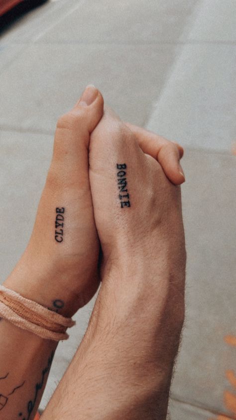 Couples Bonnie + Clyde Tattoos Matching Tatoos Minimaliste Couples, Gangsta Couple Matching Tattoos, Matching Sleeve Tattoos Couple, Matching Tattoos For Men And Women, Bonnie And Clyde Tattoos, Gf Tattoo For Bf, Bonnie And Clyde Tattoo Couples, Matching Tattoos For Music Lovers, Tattoo For My Wife