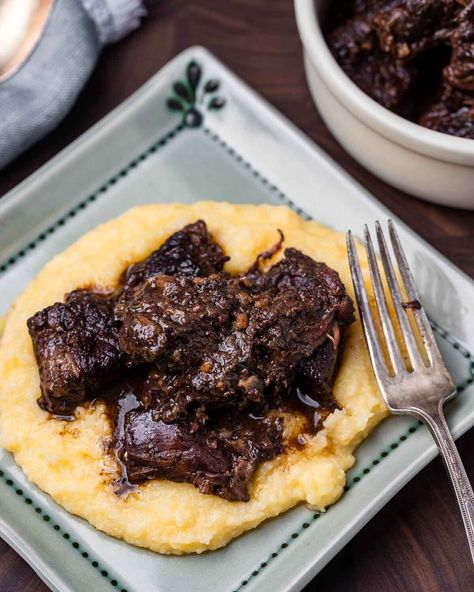 Peposo is a Tuscan beef stew that's made by braising chunks of chuck roast until tender in red wine and black pepper. Peposo is traditionally served with crusty bread but is also great served with creamy polenta or mashed potatoes. #peposo #tuscanbeefstew #tuscanblackpepperstew #beefrecipes Tuscan Stew, Tuscan Beef Stew, Tuscan Beef, Wine Beef Stew, Red Wine Beef Stew, Italian Red Wine, Italian Beef Stew, Red Wine Beef, Beef Ideas