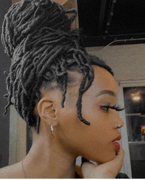 Fake Dreads Black Women, Natural Looking Faux Locs, Faux Locs For Black Women, Natural Faux Locs, Locs For Black Women, Dreads Black Women, Fake Dreads, Pretty Aesthetic, Black Queens