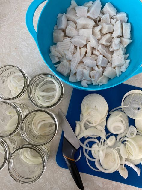 Pickled Pike Recipe, Pickled Walleye, Pickled Fish Recipe Homemade, Herring Fish Recipe, Pickled Northern Pike Recipe, Northern Pike Recipe, Pike Recipes, Pickled Items, Pickled Fish Recipe