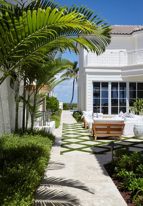 Beach House Backyard, Beach House Landscaping, Florida Beach House, Backyard Gardens, Backyard Beach, House Backyard, Farmhouse Landscaping, Casa Exterior, Patio Landscaping