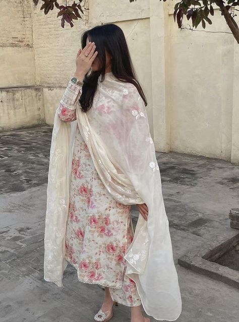 White Aesthetic Dress, Suit Stitching Ideas, V Photoshoot, Pakistani Kurti Designs, Suit Stitching, Pakistani Kurti, Haldi Ceremony Outfit, Pakistani Aesthetic, Floral Suit