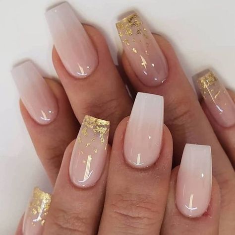 Ongles baby boomer : quelle est cette nouvelle tendance que... - Grazia.fr Baby Boomers Nails, Gold Acrylic Nails, Short Coffin Nails, Gold Nail, Simple Acrylic Nails, Acrylic Nails Coffin Short, Acrylic Nails Coffin, Prom Nails, Coffin Nails Designs