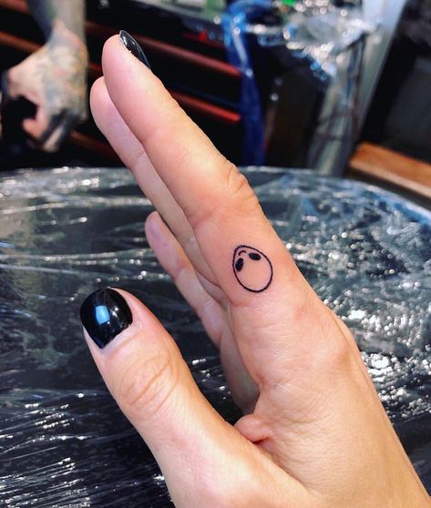 Neon Tattoo, Tiny Finger Tattoos, Ufo Tattoo, Small Finger Tattoos, Alien Tattoo, Finger Tattoo, Small Hand Tattoos, Tattoo Feminina, Elegant Tattoos