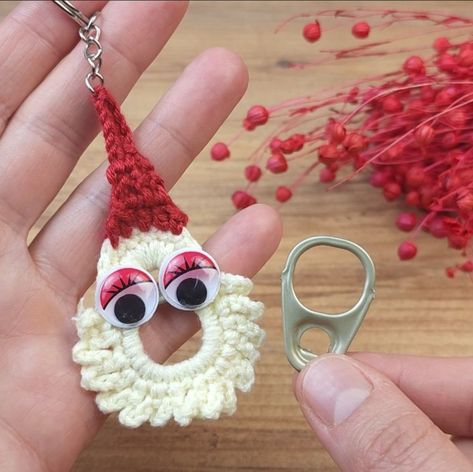 Crochet With Soda Tab, Crochet Santa Claus, Soda Tab Crafts, Soda Tab, Crochet Christmas Ornaments Free, Crochet Applique Patterns Free, Soda Tabs, Pop Tabs, Crochet Santa