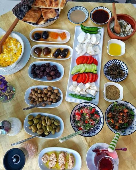 Lebanese Breakfast Table, Lebanese Breakfast, Table Plate, Turkish Breakfast, Lebanese Food, Fair Food, Lebanese Recipes, Fair Food Recipes, Breakfast Table