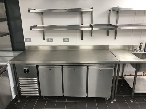 Commercial Kitchen Shelving, Small Commercial Kitchen Design, Bakery Kitchen Design, Small Commercial Kitchen, Small Kitchen Plans, Open Kitchen Restaurant, Restaurant Seating Design, Restaurant Kitchen Equipment, Bakery Shop Interior