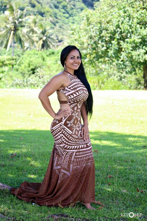 Love the dress Samoan Dress Design, Pacific Island Dress Patterns, Samoan Clothing, Samoan Women, Samoan Dress, Samoan Designs, Ori Tahiti, Island Style Clothing, Polynesian Dress