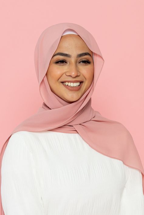 Hijab Scarf Styles, Hijab Scarf Design, Chiffon Hijab Tutorial, Hijab Colours, Braces Dentist, Hijab Pink, Hijab Trend, Haute Hijab, Makeup Hijab