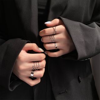 Hand With Ring, Hands With Rings, Gold Rings Set, Edgy Rings, Rings Set For Women, How To Wear Rings, Hand Rings, Mind Set, Layered Rings