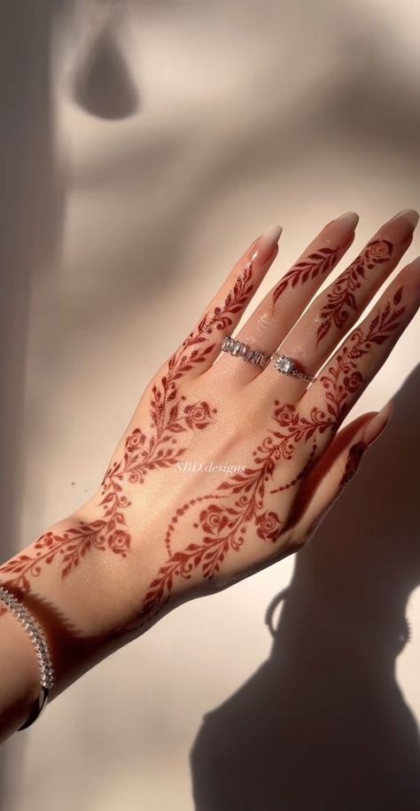 Finger Henna Tattoo Designs, Minimalistic Mehendi Designs Front Hand, Mehandi Designs Front Hand, Minimalist Henna, Simple Henna Art, White Henna Designs, Cute Henna Designs, Front Mehndi Design, Finger Henna Designs