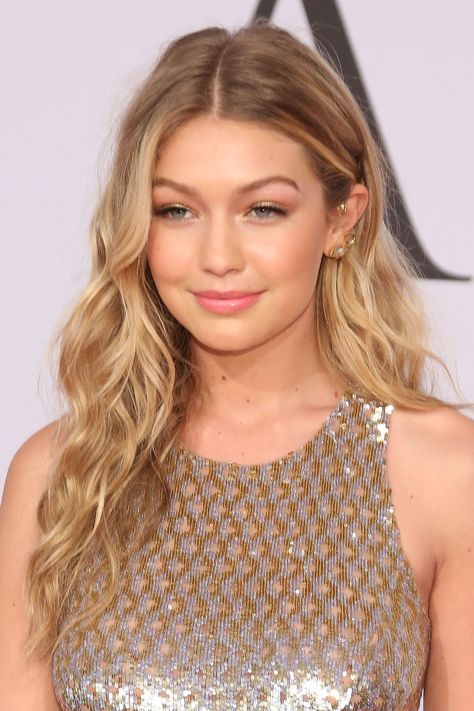 Gigi Hair, Gigi Hadid Hair, Victoria Secret Hair, Gigi Hadid Beauty, Warm Hair Color, Hair Mask Recipe, Going Blonde, Red Carpet Hair, Makeup For Blondes