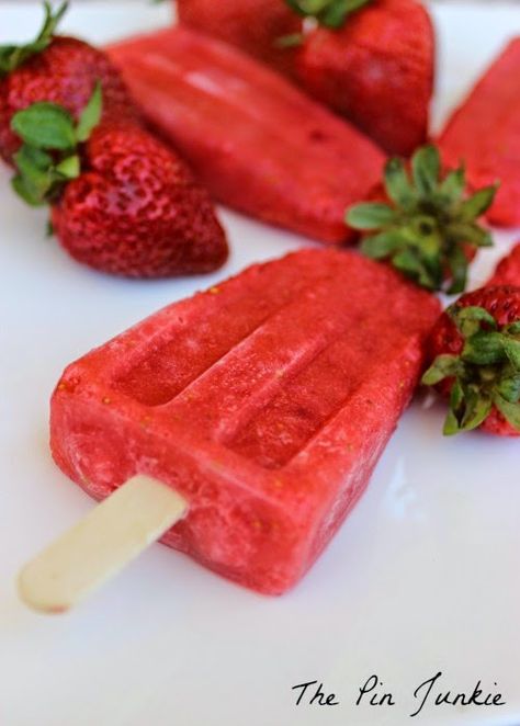 Copy-Cat Outshine Strawberry Popsicle Recipe Fruit Bar Ideas, Mock Recipes, Fruit Bars Recipe, Popsicles Recipes, Diy Popsicles, Frozen Pops, Frozen Fruit Bars, Strawberry Popsicles, Fruit Pops