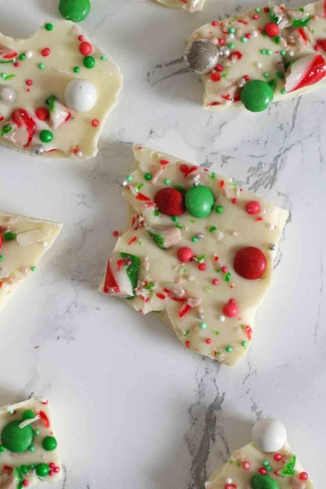 White Chocolate Christmas Bark - EatCookBake | Quick And Easy Dessert Recipes White Almond Bark Recipes Christmas, Chocolate Christmas Bark, White Chocolate Bark Recipes, Quick And Easy Dessert Recipes, Bark Recipes Easy, White Chocolate Christmas, Almond Bark Recipes, Chocolate Bark Christmas, White Chocolate Peppermint Bark